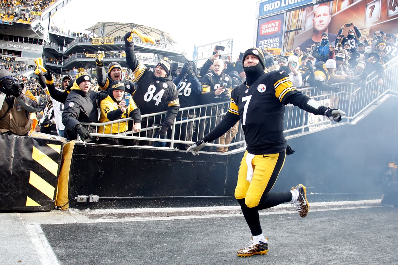 Las sensuales porristas, las espectaculares presentaciones previas y salidas de los equipos, las celebraciones y disfraces de los fanáticos y hasta los rituales previos a los partidos fueron parte de la fiesta de la ronda de 'wild crad' en la NFL.