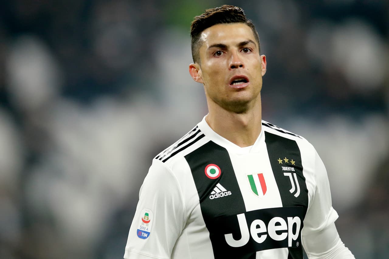 Cristiano Ronaldo (Juventus) gana 35.7 millones de dólares al año, por lo que serían 685.000 dólares semanales.