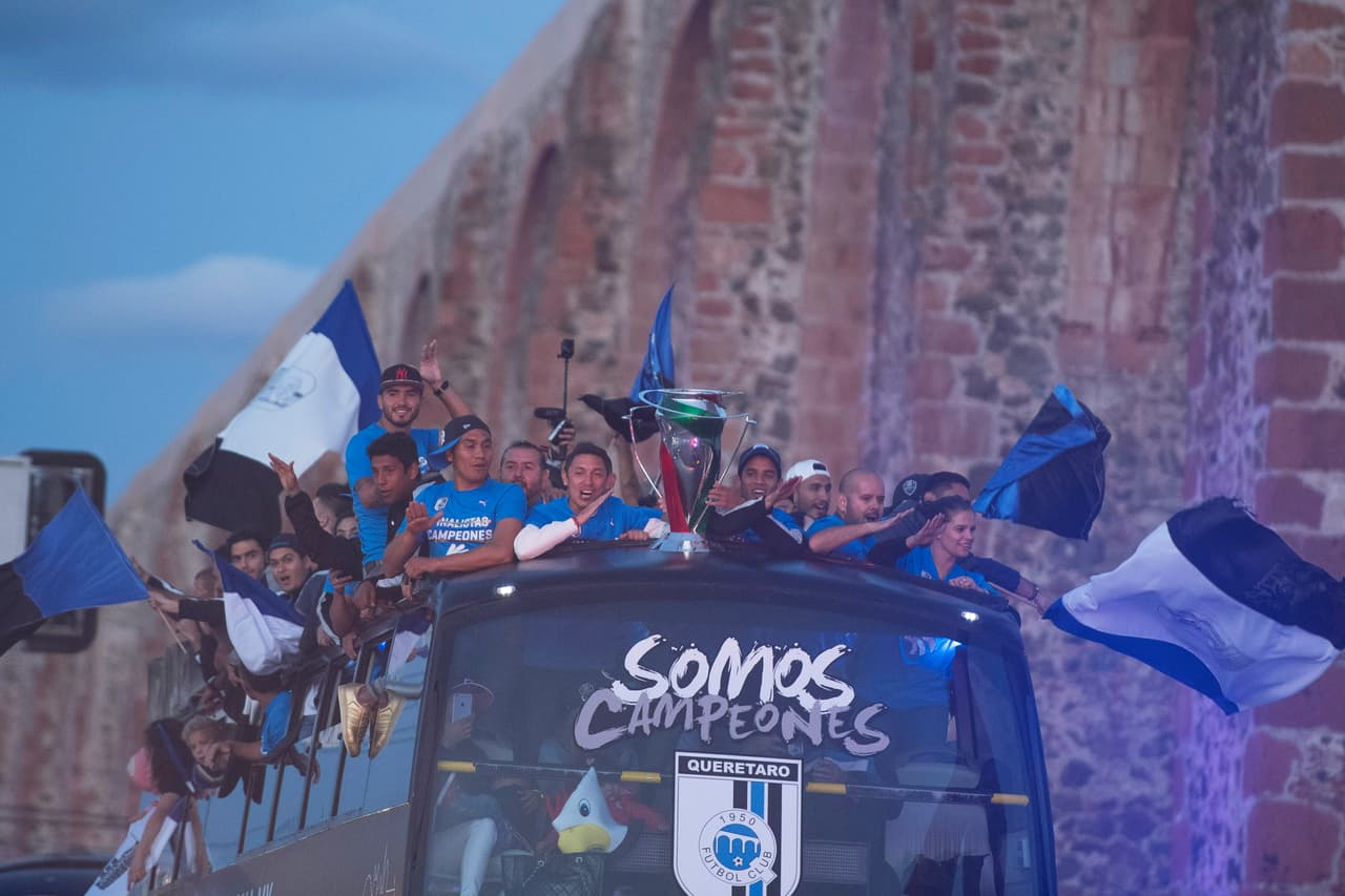 El 'Gallo-bus' de color negro inició el recorrido en el Estadio La Corregidora, donde el miércoles por la noche el equipo venció en tanda de penales a Chivas.