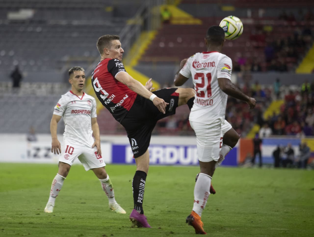 Atlas y Toluca firmaron un empate sin goles en partido pendiente de la Jornada 1 del Torneo Clausura 2023 de Liga MX. El debut de los Rojinegros en el Jalisco se había postergado por la mala calidad del césped.