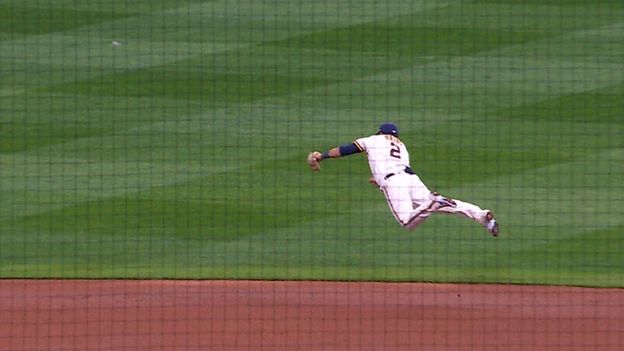 Opening Day en MLB: Espectacular atrapada del mexicano Luis Urías con Milwaukee en triunfo de 6-5 en extra innings ante Twins.