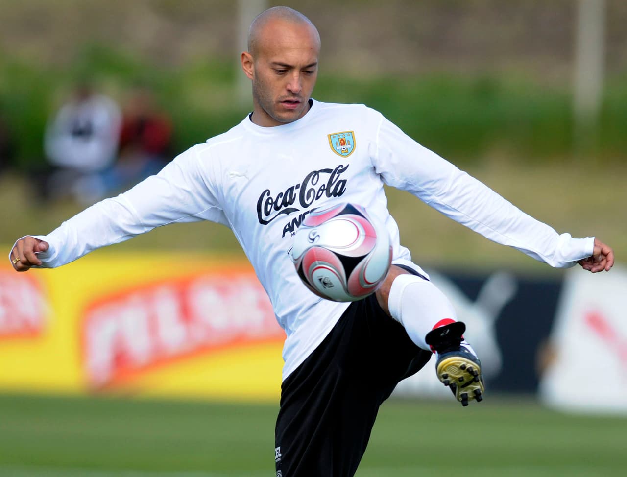 Javier Chevantón, delantero uruguayo del Sevilla en 2007, se perdió la pretemporada por una trombosis parcial en una vena. Optó por regresar a su país para ser tratado.