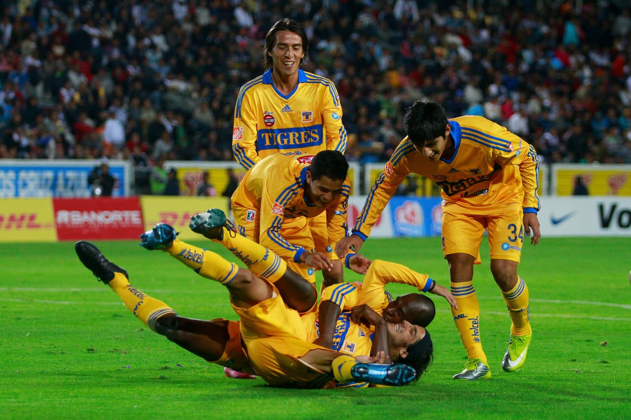 Aunque no todos estos ‘toqueteos’ se dan por provocar al rival, tenemos los casos de festejos, por ejemplo el de Lucas Lobos con Itamar Batista en el balompié mexicano. El brasileño metió un gol y en los festejos el argentino le pico el trasero.