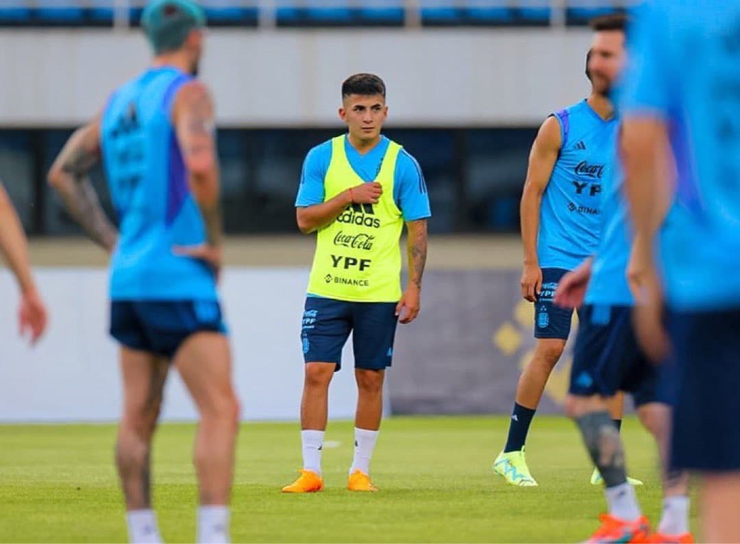 Thiago Almada, de gira por Asia con la selección argentina.
