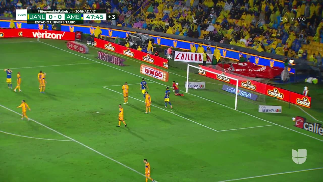 ¡TIRO ATAJADO! disparo por Álvaro Fidalgo.