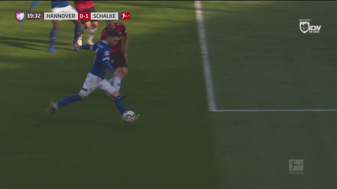 ¡Fue un matón en el área! Serdar adelanta al Schalke con una media vuelta letal