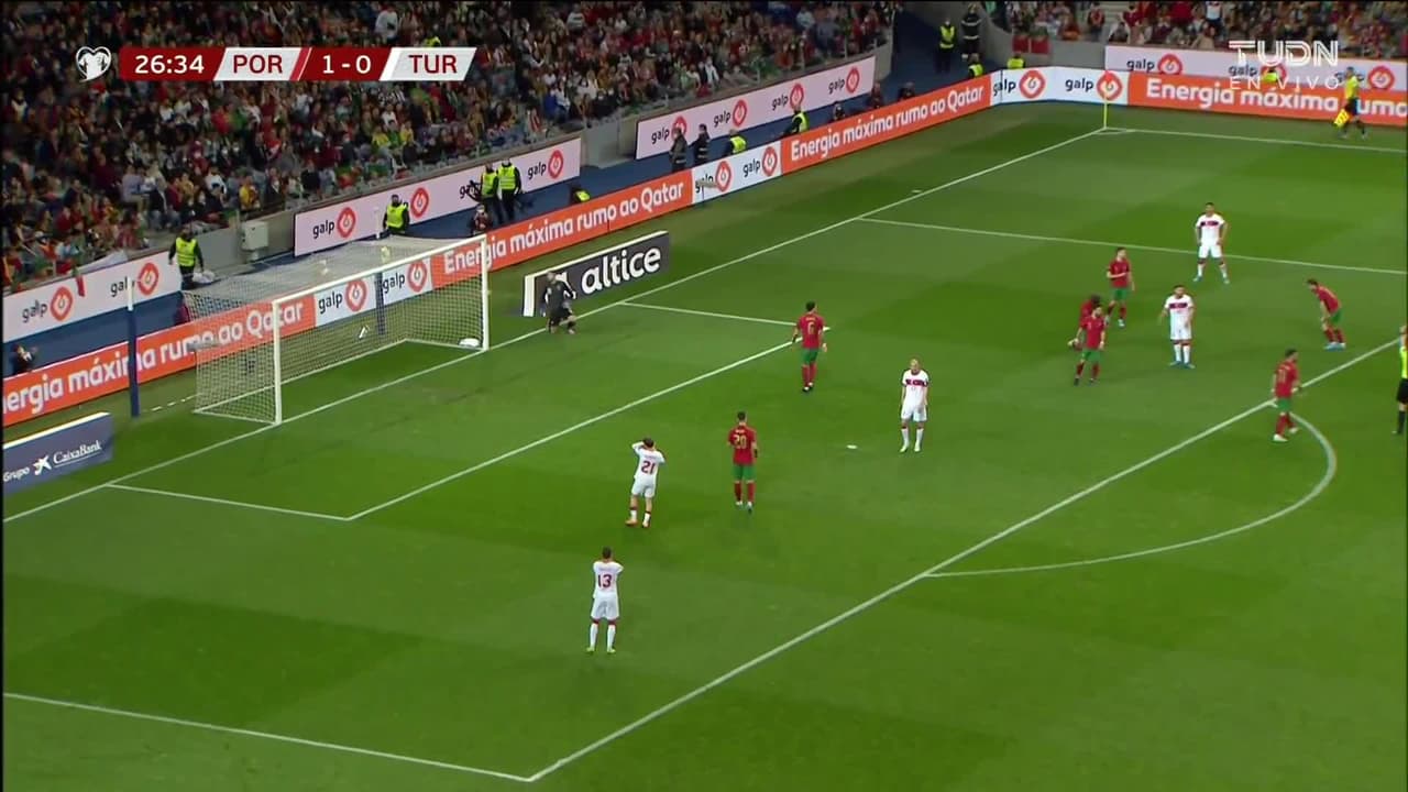 ¡TIRO ATAJADO! disparo por Orkun Kökçü.