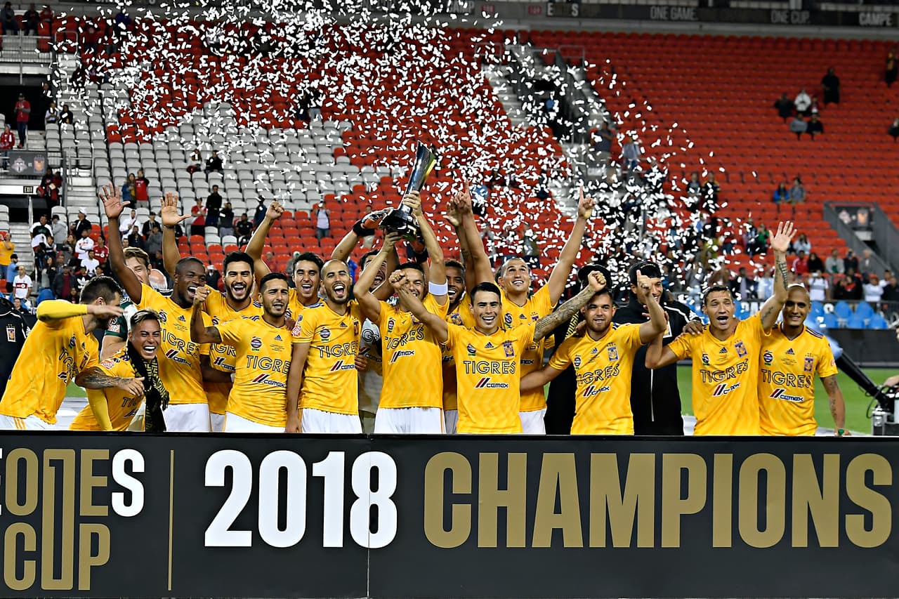 Y luego se vino el momento de pararse detrás de la tradicional mampara por delante del equipo y con una lluvia de confeti para hacer más dramático el instante.