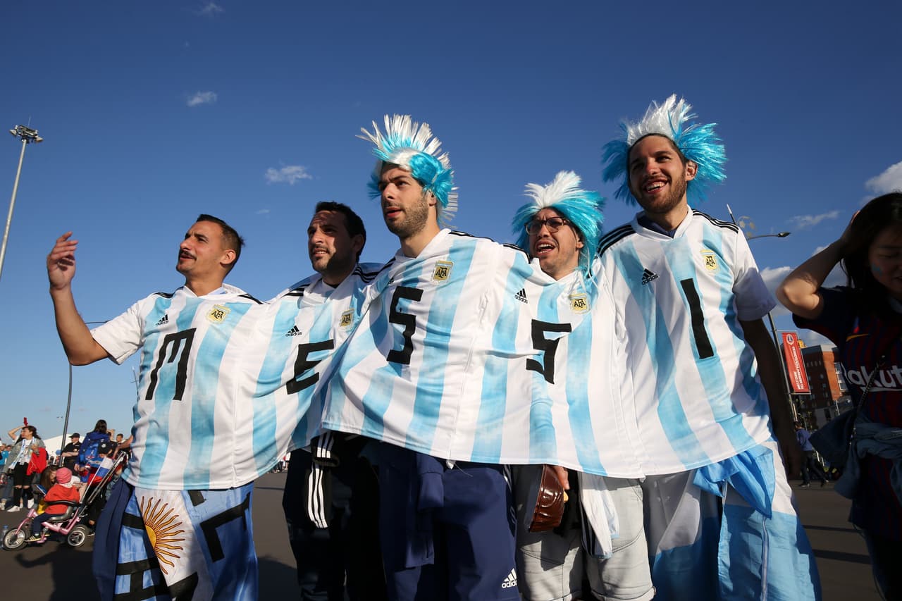 Los fanáticos de Argentina se aferran a la capacidad de Lionel Messi en su duelo contra Croacia, cuyos hinchas también hacen parte del colorido en el segundo partido de ambos equipos en Rusia 2018.