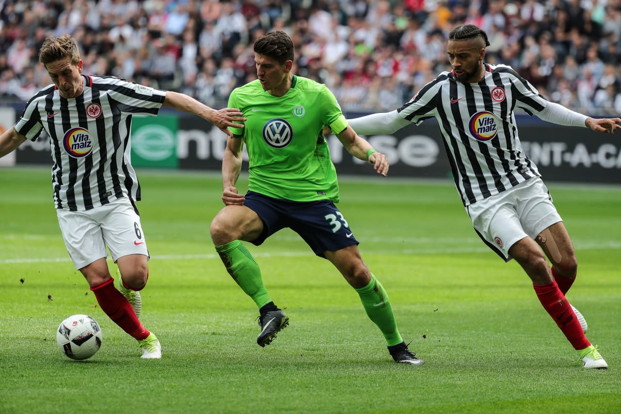 Si bien Gómez lo buscaba, la defensa del Frankftur no le quitaba la mirada. La marca sobre él era asediante.