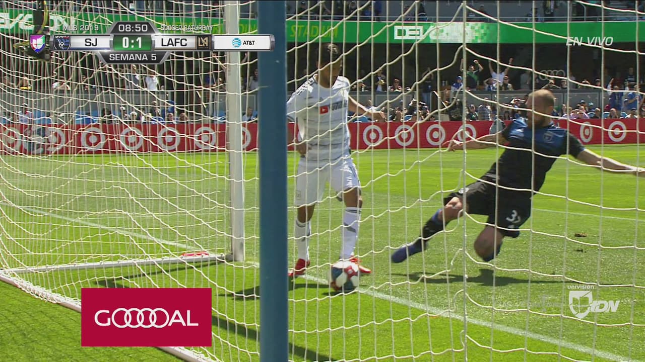 Bochornoso error de Vega que termina en regalito para Carlos Vela