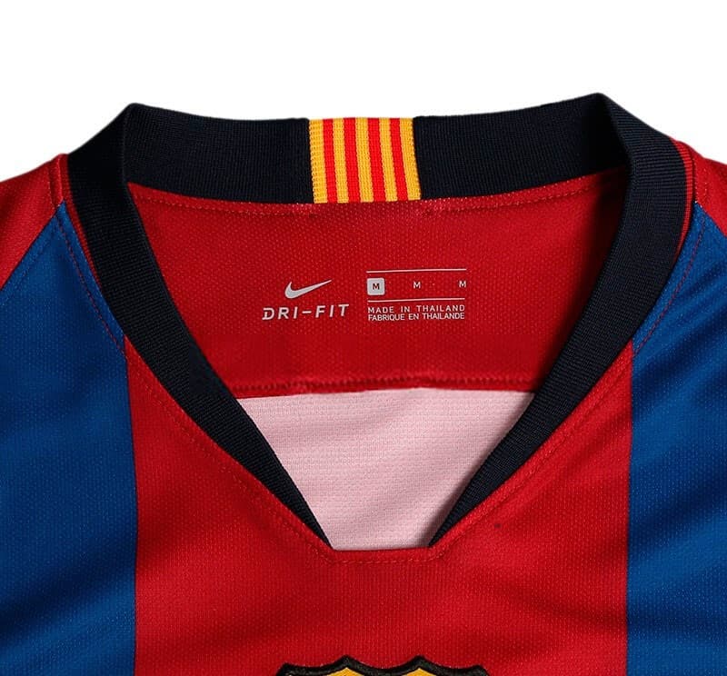 Las primeras imágenes de la playera muestran que en el cuello tendrá la bandera catalana, así como un diseño más moderno pero con el mismo color oscuro.
