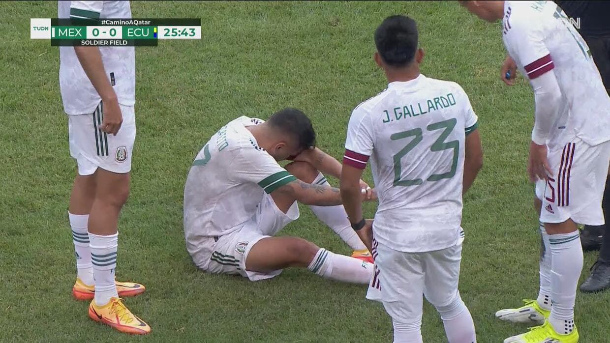 Tecatito Corona tuvo que salir del partido ante Ecuador por lesión