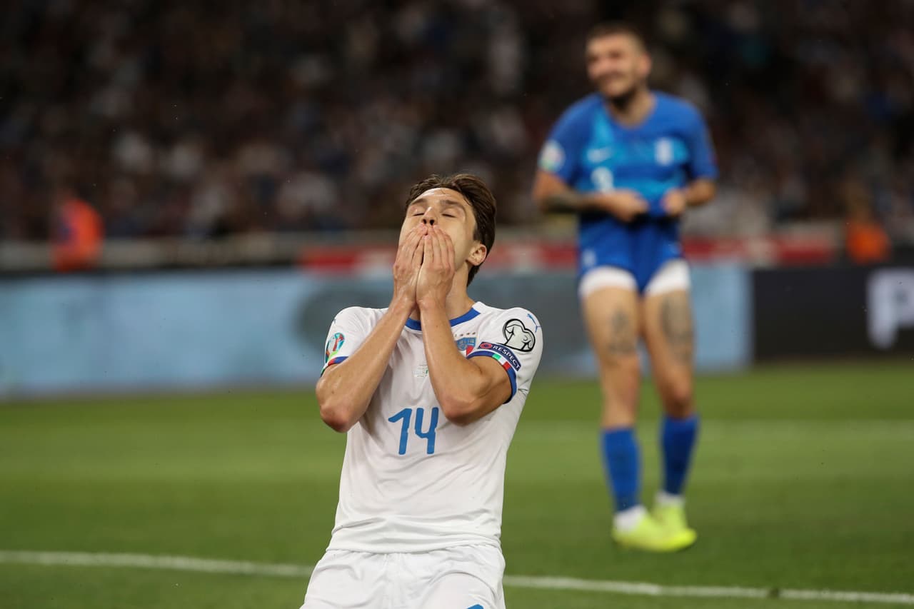 El italiano Federico Chiesa dejó el campo por una lesión muscular, fue enviado a su club donde iniciará tratamiento médico.