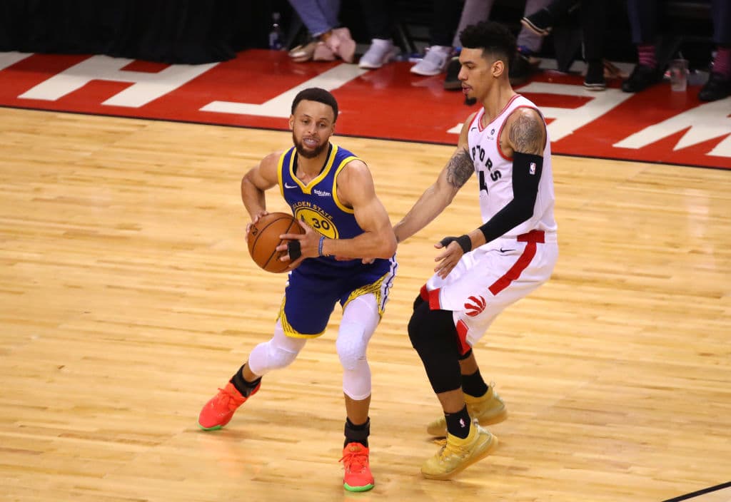 Curry añadió a su línea de estadísticas un total de cinco rebotes y cinco asistencias esta noche.