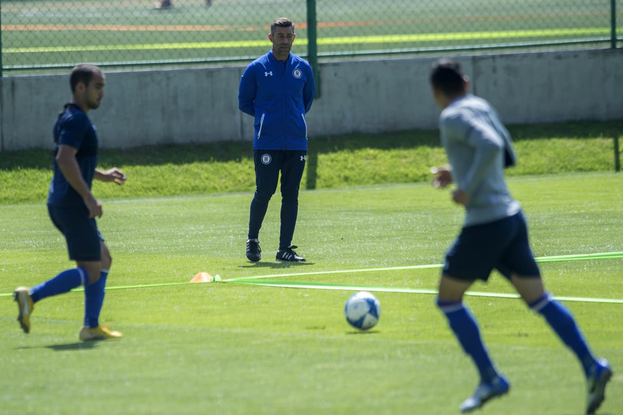 Y fue en Cruz Azul donde la vida le permitió coincidir con un viejo conocido como Pedro Caixinha, técnico con el que brilló en Santos para ser campeón. El portugués llegó en 2018.