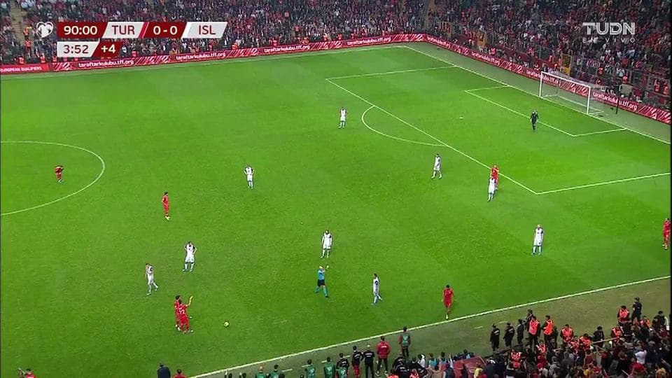 Tarjeta amarilla. El árbitro amonesta a Mehmet Zeki Çelik de Turkey