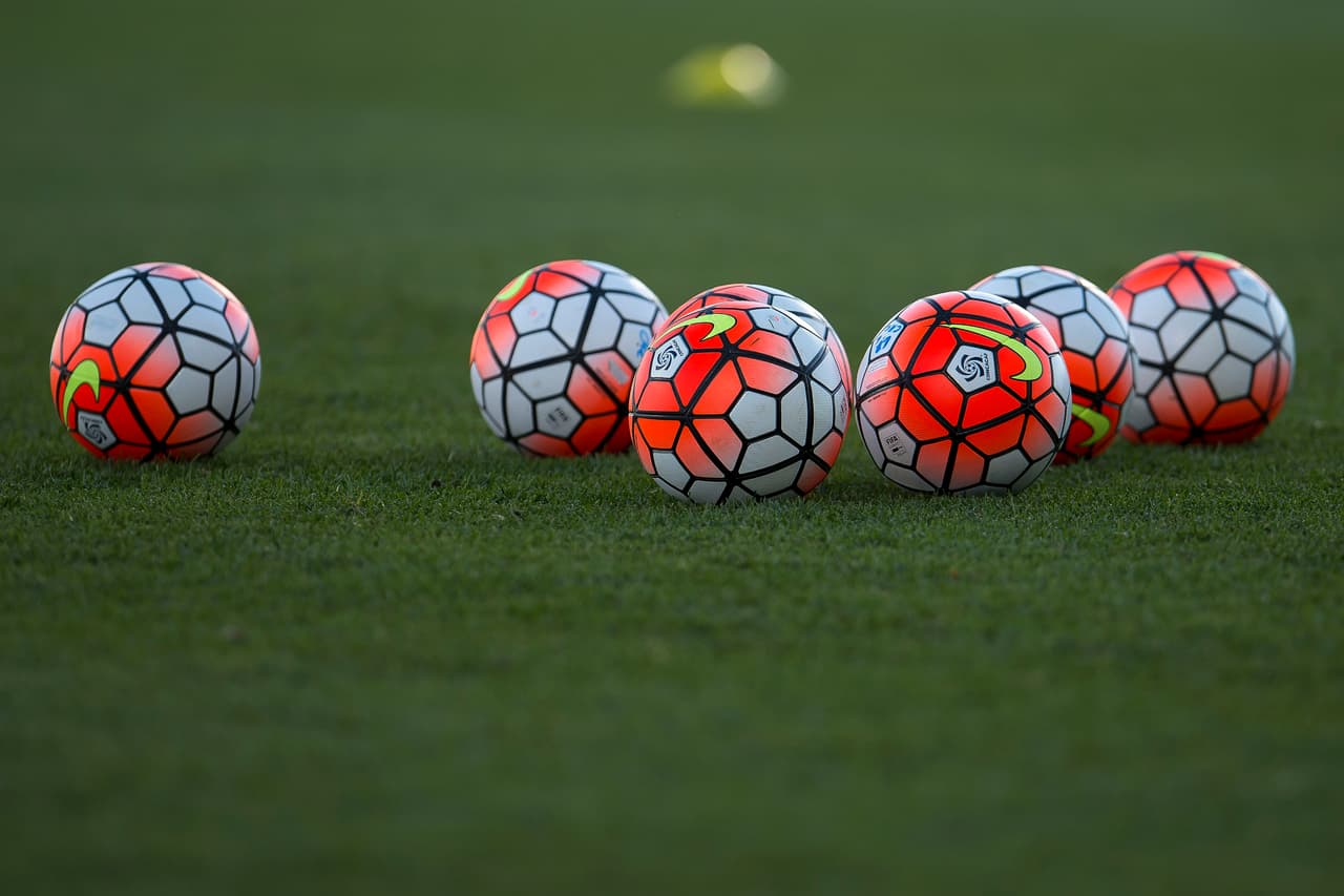 San Vicente y las Granadinas ha hecho una campaña muy meritoria para llegar a esta ronda eliminatoria. Inició en la segunda fase y apeó a Guyana, y luego en la tercera a Aruba. No participó en la Copa Oro y lo dirige Conrnelio Huggins.