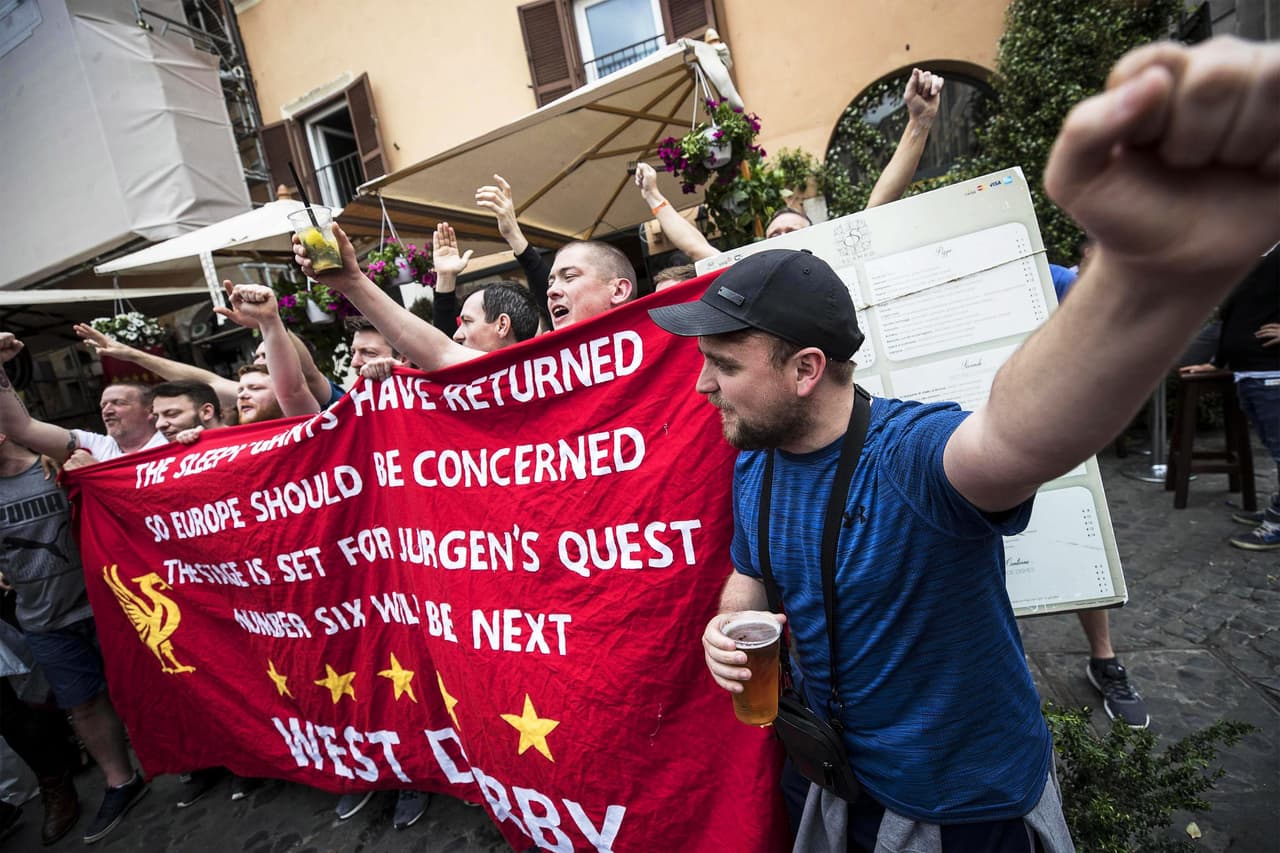 Los aficionados del Liverpool se tomaron las calles de Roma y montaron una gran fiesta en la previa del partido de Champions League entre su equipo y la Loba. Familiares, amigos, recién conocidos, todos se unieron para teñir de rojo la capital italiana.