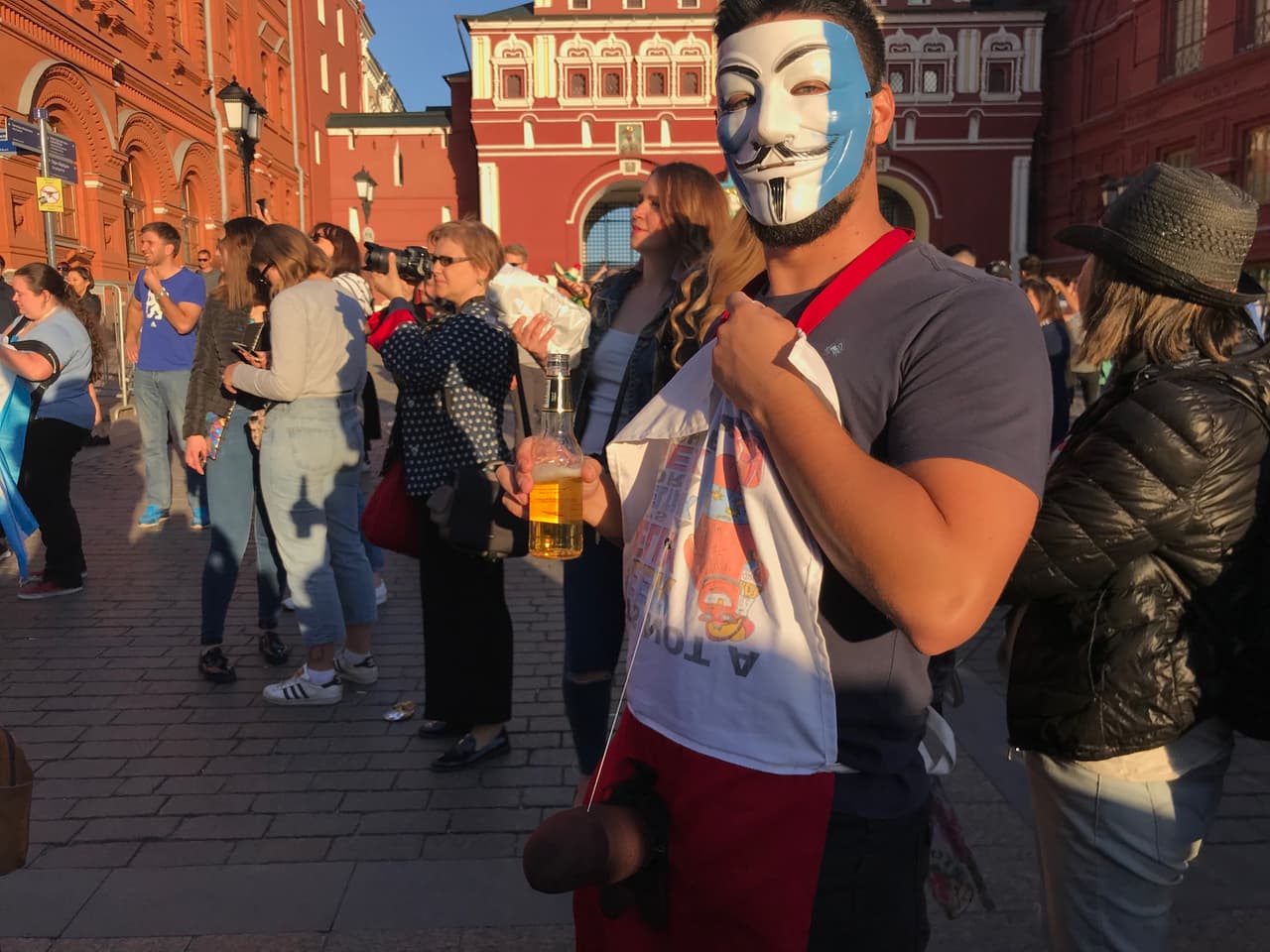 Una de esas máscaras que hems visto en cualquier parte del mundo apareció en Moscú, pero con ese distintivo especial, los colores azul y blanco de la bandera argentina.
