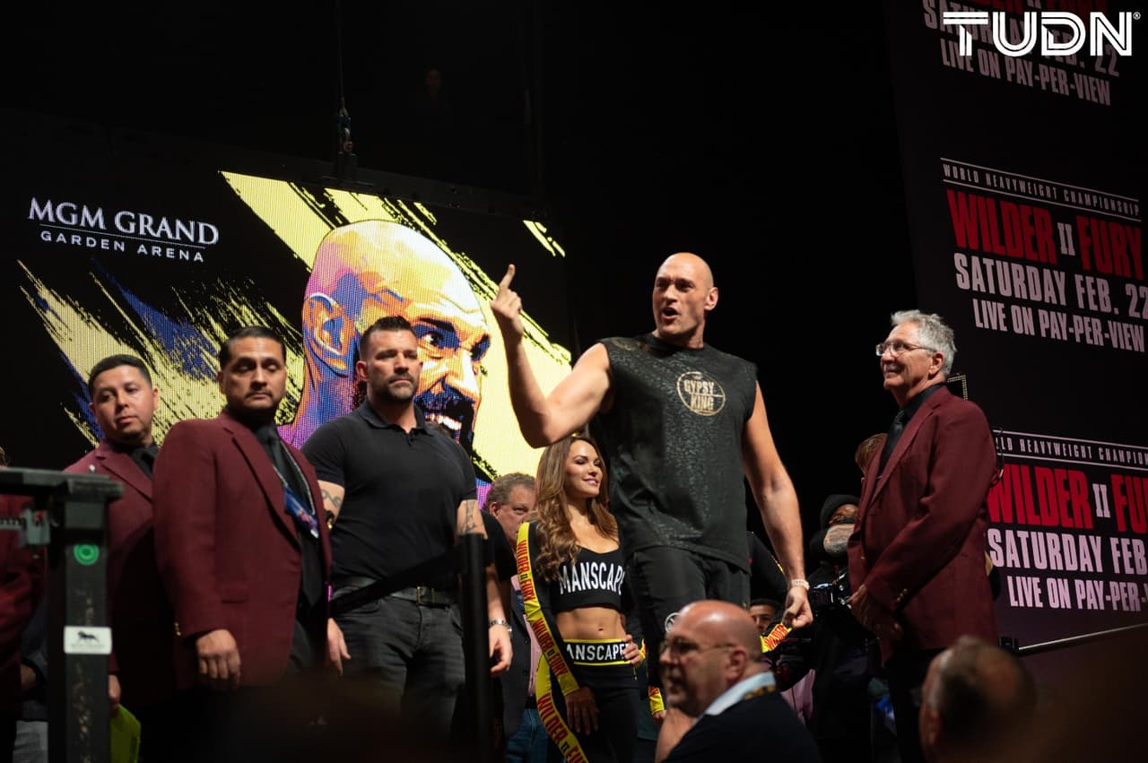 Tyson Fury (273 libras) y Deontay Wilder (231) protagonizaron un pesaje inusual al no poder realizar el tradicional cara a cara.