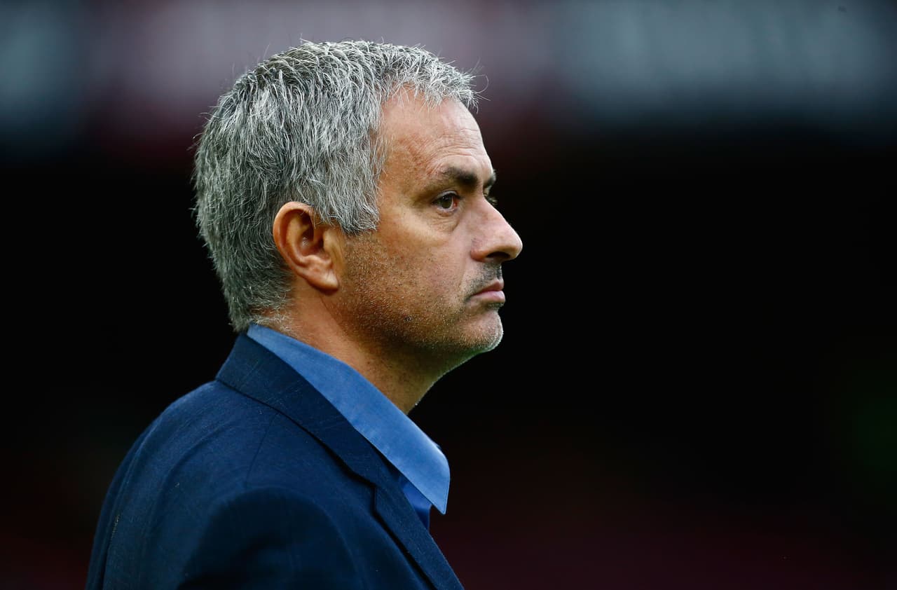 Mourinho fue retirado del campo durante el descanso del duelo por protestar al árbitro Jonathan Moss, la expulsión al serbio Nemanja Matic y la anulación de un gol de Cesc Fabregas donde incluso amonestó al español y a Diego Costa.