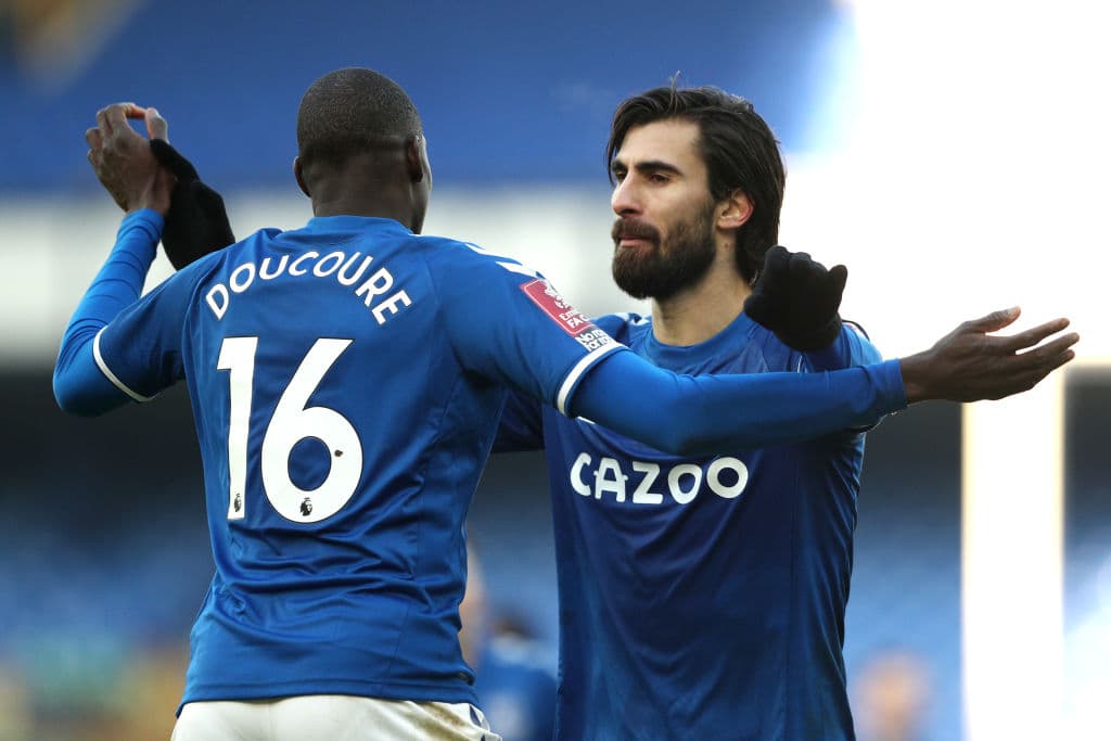 Everton venció en casa 2-1 al Rotherham y Millwall derrotó a domicilio 0-2 al Boreham Wood.