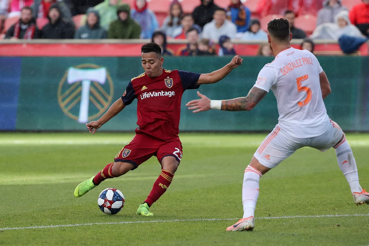 El delantero Sebastian Saucedo (centro) al minuto 36' abrió el marcador para el equipo de las Montañas Rocosas.