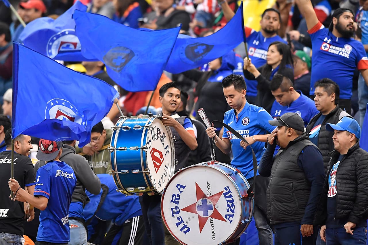Fanáticos de Cruz Azul en el Estadio Azteca antes del juego contra Chivas.