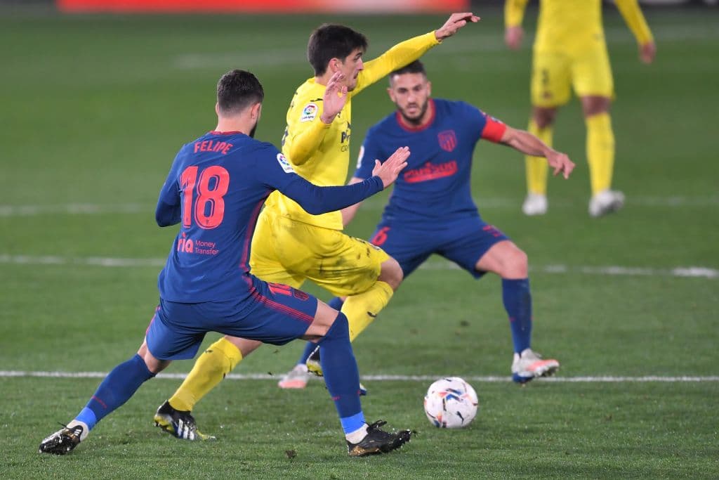 Atletico Madrid's Brazilian defender Felipe (L) and Atletico Madrid's Spanish midfielder Koke (R) challenge Villarreal's Spanish forward Gerard Moreno during the Spanish league football match between Villarreal CF and Club Atletico de Madrid at La Ceramica stadium in Vila-real on February 28, 2021. (Photo by JOSE JORDAN / AFP) (Photo by JOSE JORDAN/AFP via Getty Images)