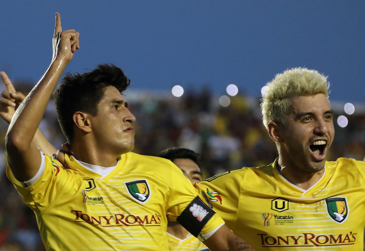 Aldo Polo (izq) marcó el primer gol a través del cobro exitoso de un penalti. El público local estaba entusiasmado.