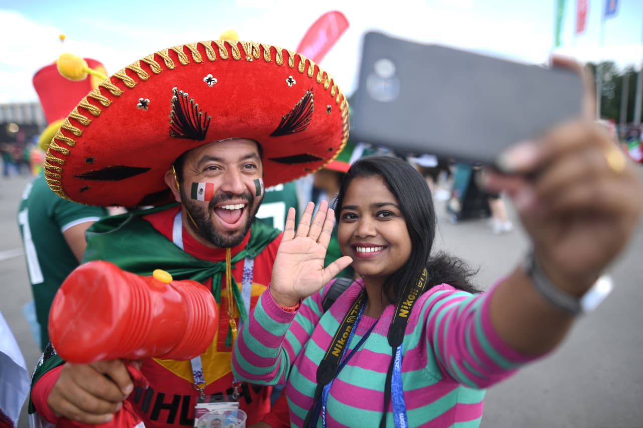 Los fanáticos de México sobresalieron frente a los de Alemania por sus atuendos, que entre sombreros, pinturas y demás, sin duda fueron más llamativos en medio del debut del grupo F del Mundial.