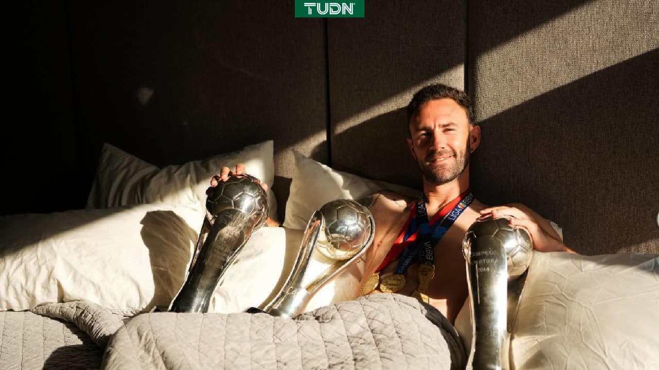 Miguel Layún imita a Messi y posa con trofeos en su cama