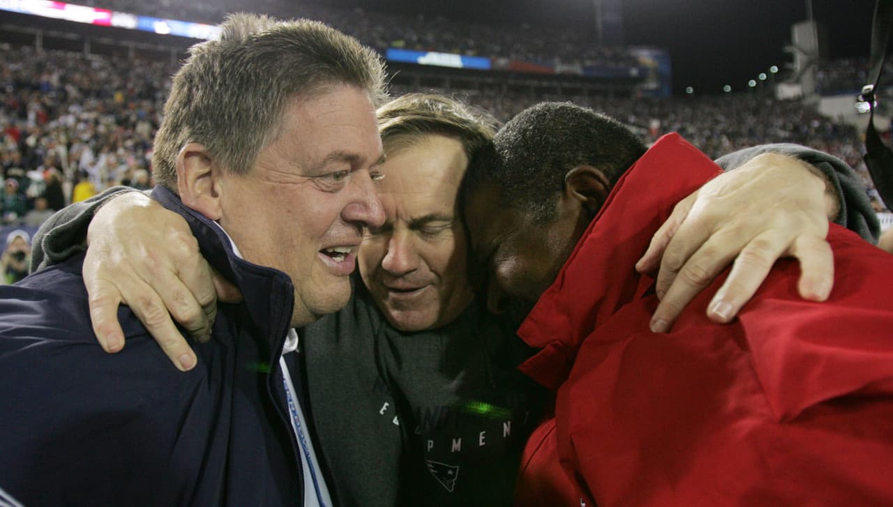 El otro momento lleno de satisfacción para Bill Belichick fue el festejo al final con sus 2 asistentes clave. Charlie Weis coordinador ofensivo y Romeo Crennel coordinador defensivo. Estuvieron juntos desde que los 3 eran asistentes de Bill Parcells con los New York Giants. El Super Bowl XXXIX fue el último triunfo.
