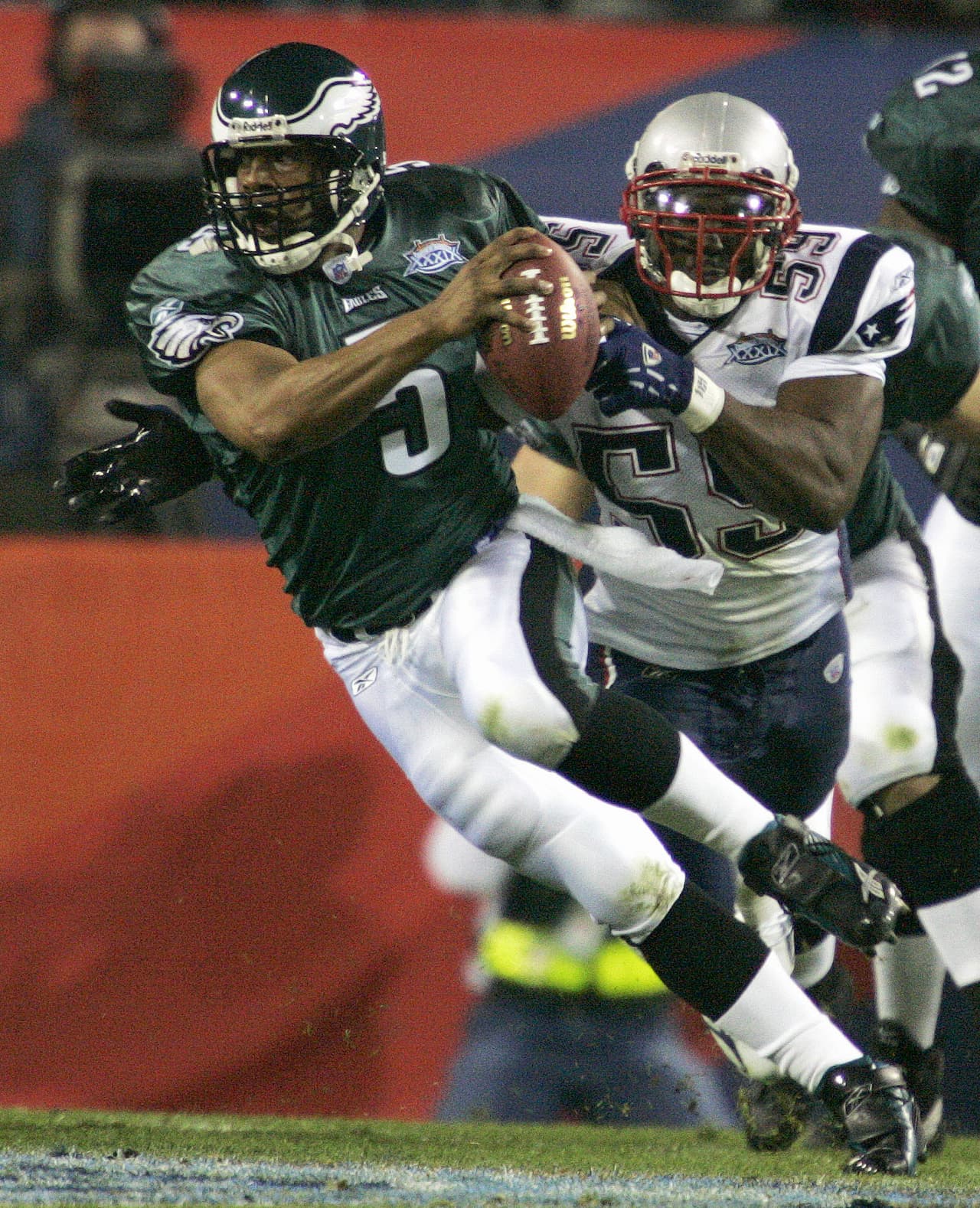 Ni siquiera los aficionados de los Philadelphia Eagles querían a Donovan McNabb en su equipo. Pero cuando llegaron al Super Bowl muchos ofrecieron sus disculpas al quarterback. En el Super Bowl completó 30 de 51 para 357 yardas con 3 touchdowns pero 3 intercepciones.
