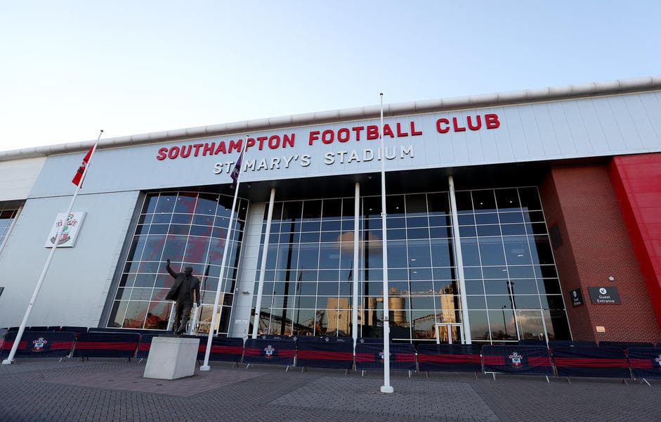 <b>Southampton – St. Mary’s Stadium</b>
<br>El estadio está alejado del centro de la ciudad y su acceso es limitado a dos caminos, lo cual facilita el control. A pesar de no ser tan grande, puede tener partidos grandes. La ciudad tiene 491 casos de COVID-19.