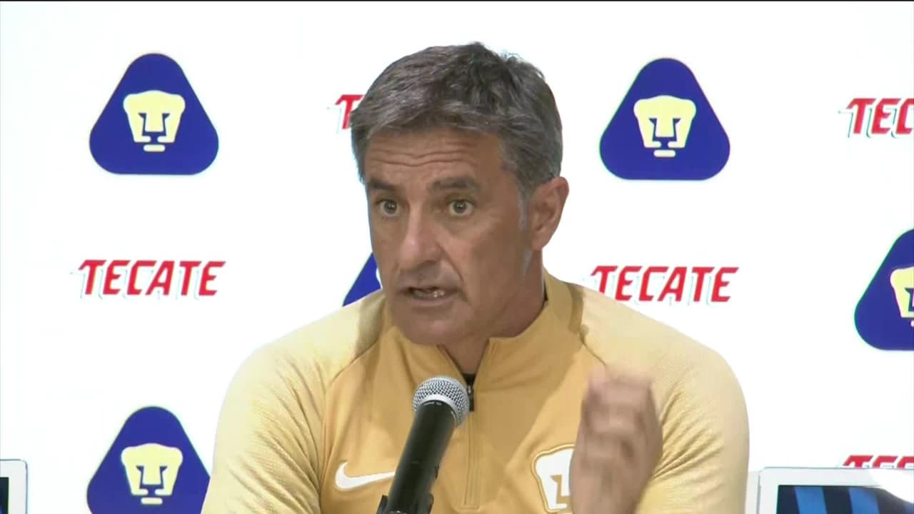 Míchel González les entrega el balón a los canteranos en la Copa MX