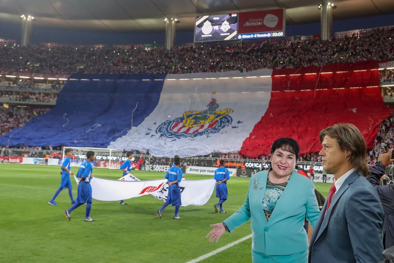 El equipo solo quería que su gente le ayudara a quitar a un intruso en un cuadro espectacular entre Matías Almeyda y la bandera gigante de su afición.