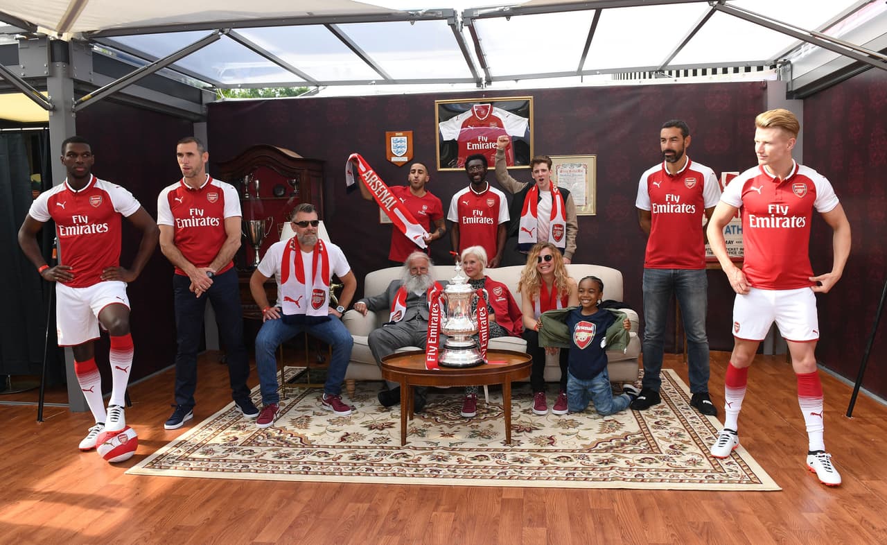 Leyendas del equipo y diferentes figuras del club estuvieron presentes durante el evento especial.