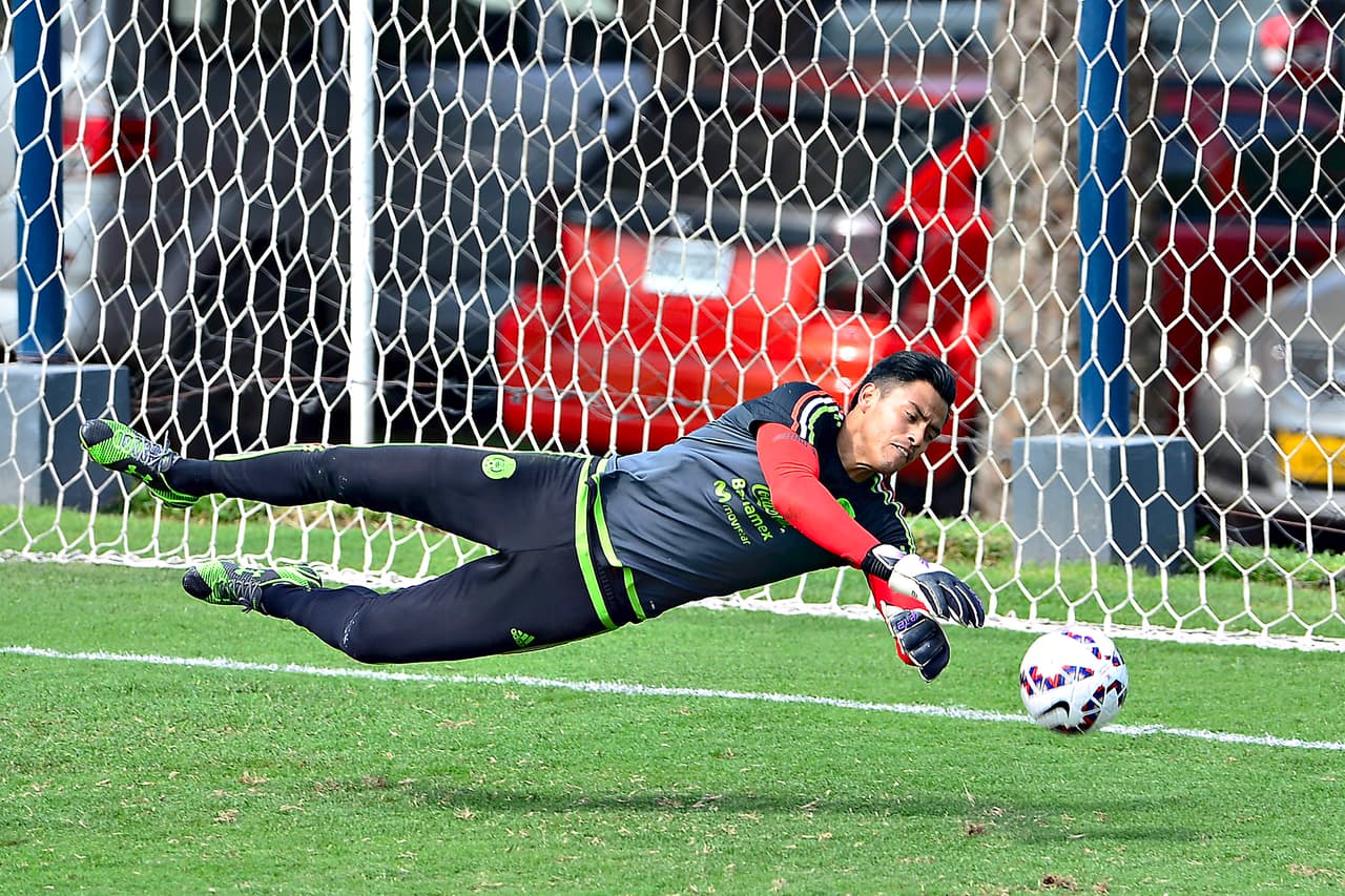 En duelo en el que México no logró brillar con su juego de conjunto Alfredo Talavera fue la estrella