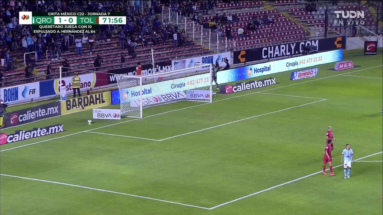 ¡CERCA! Kevin Castañeda disparó que se estrella en el poste.