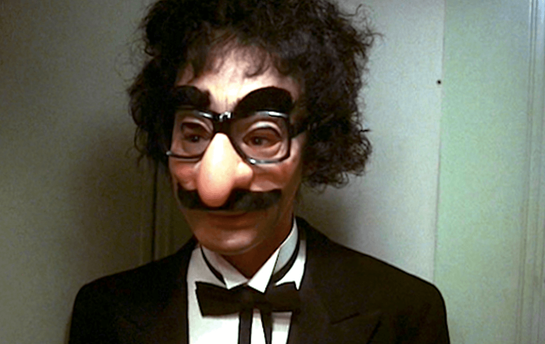 Tres años después, vuelven a reunirse en un tren nocturno para la última gran fiesta antes de su graduación. Lo que empieza como el viaje más divertido de sus vidas no tarda en convertirse en una trágica pesadilla cuando un asesino en serie se cuela en el tren del terror.