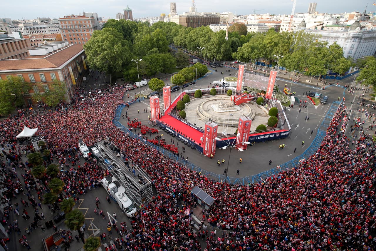 Ya solo faltaba un pequeño paso y era llegar hasta la fuente de Neptuno. Poco a poco el icónico lugar de celebración de los atléticos se iba llenando.