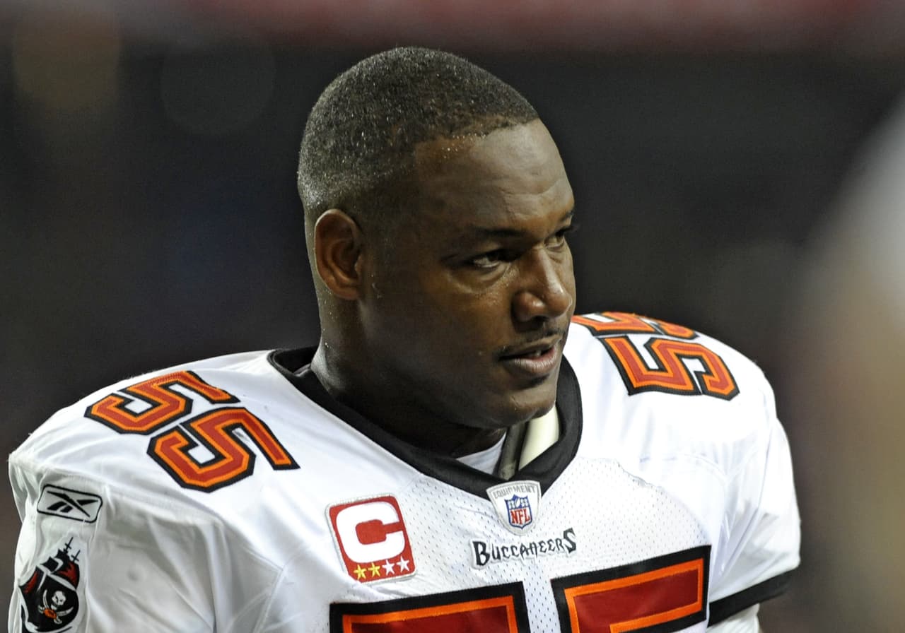 <b>Tampa Bay Buccaneers: LB Derrick Brooks</b>. Llegó a la NFL junto a Warren Sapp y un año después llega a dirigirlos Tony Dungy, y al siguiente juegan su primer Playoff en 15 años. Ganó un SB con Tampa.
<br>