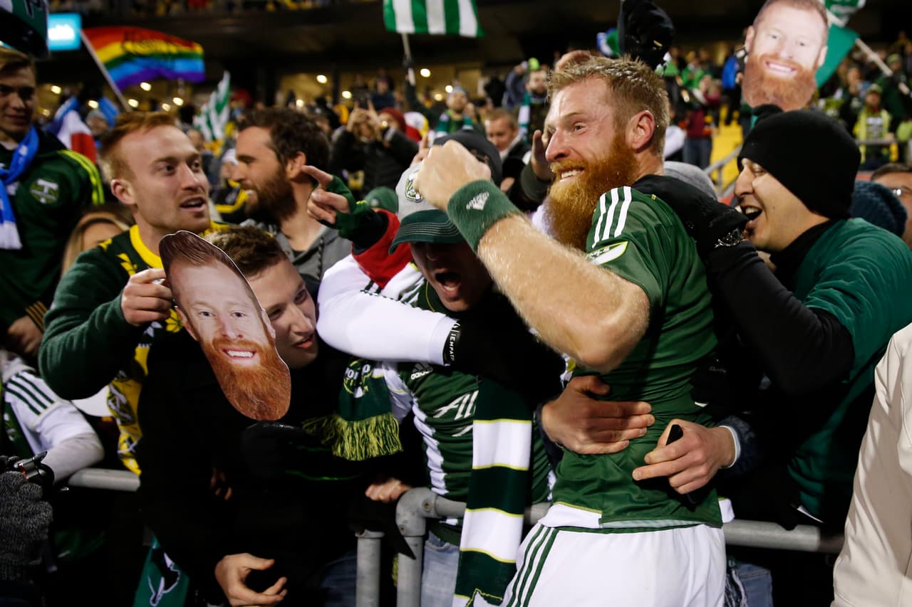 Fotos y más fotos con los aficionados, que tuvieron su momento antes del corte de barba.