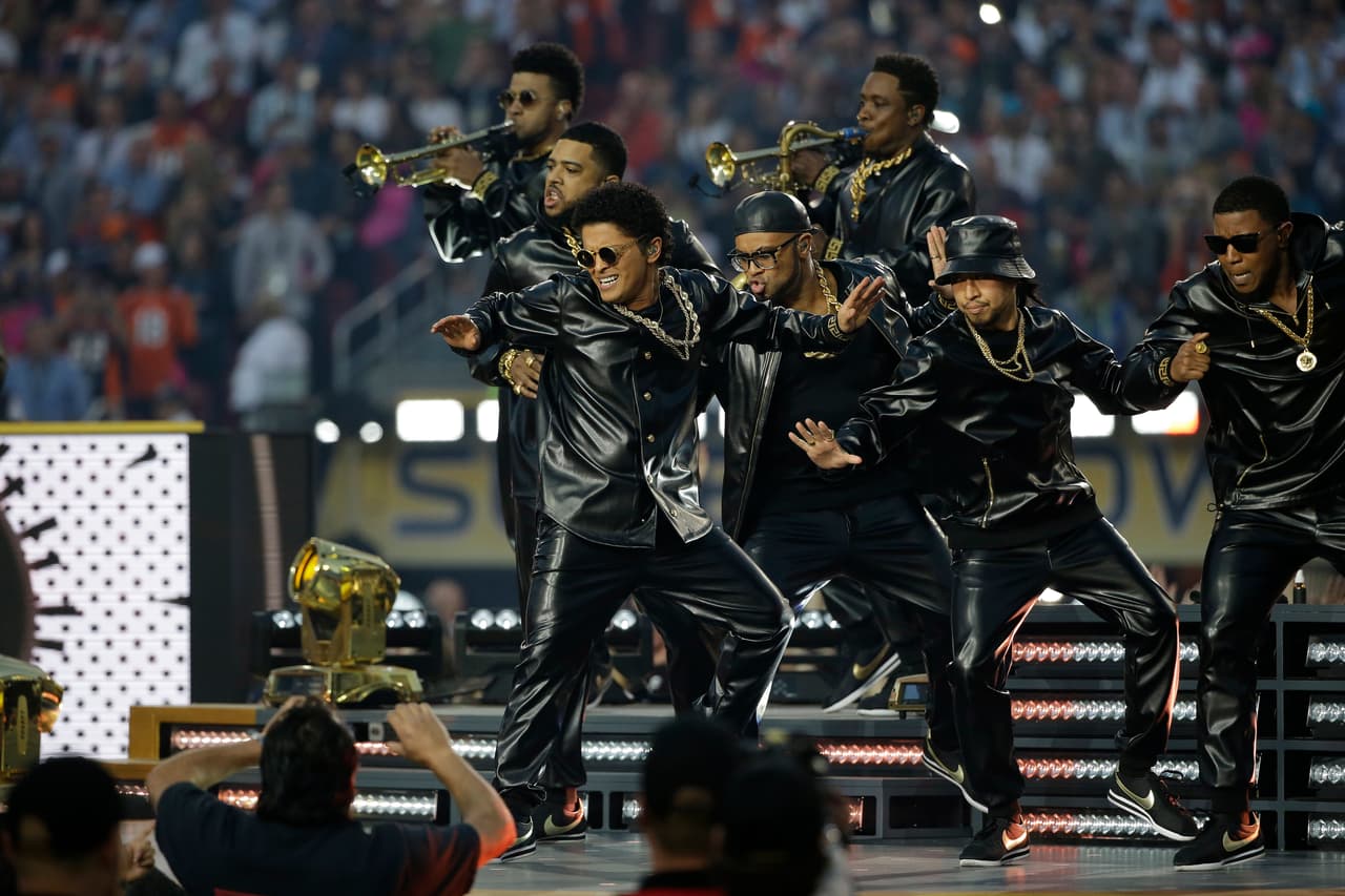 Mars no pudo escoger mejor canción, la más pegajosa y exitosa.