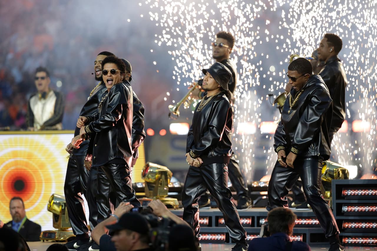 Varios bailarines acompañaron a Mars en su sensacional coreografía.