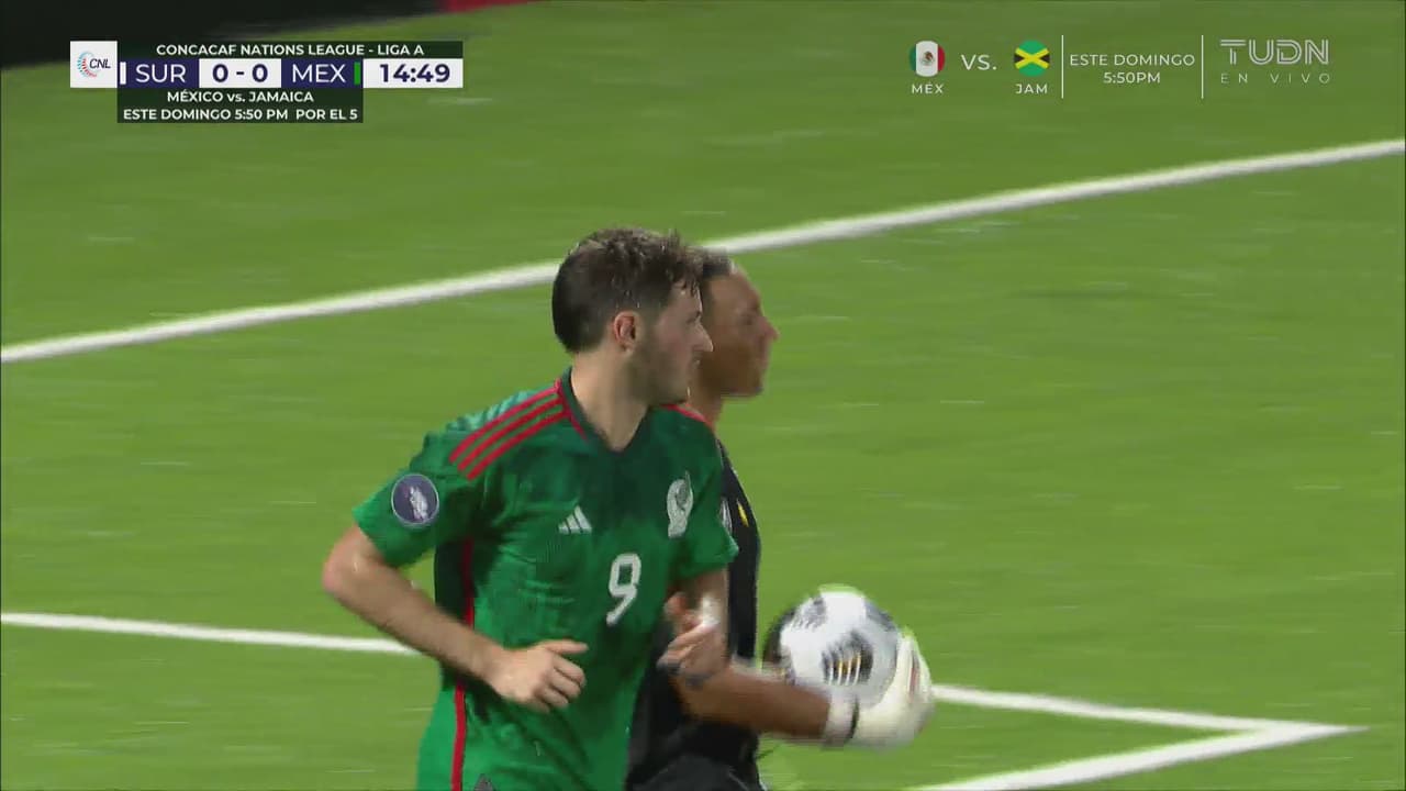 ¡Faltó darle potencia! Cabezazo de Santi Giménez que Roggeveen contiene