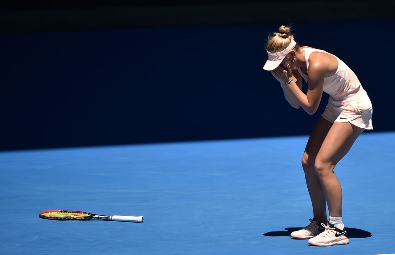 Como quien no quiere que se escape ese momento de su mente, la ucraniana soltó la raqueta y se tapó los ojos, en una evidente muestra de emoción.