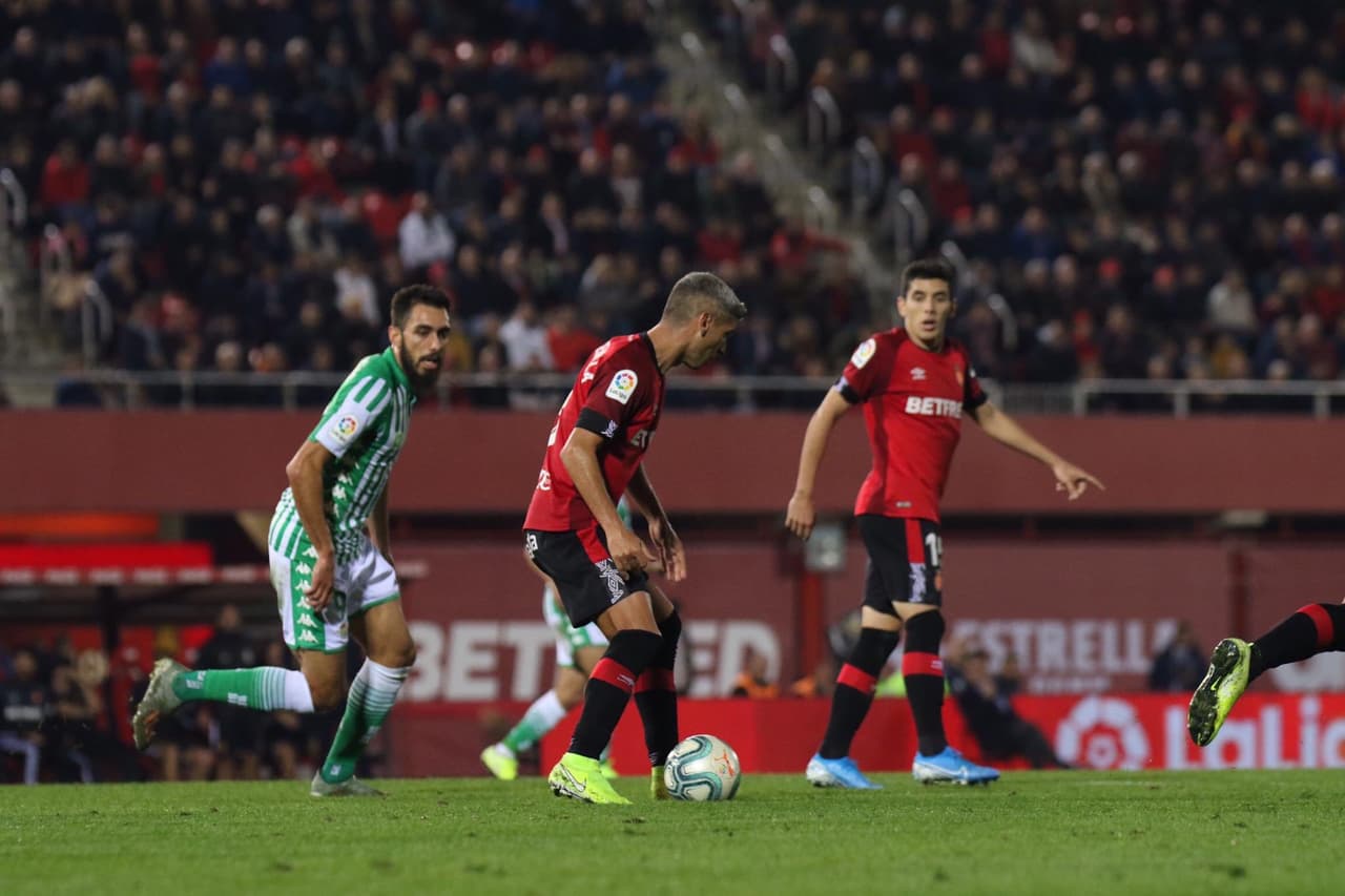 Guardado jugó todo el encuentro y Lainez entró a los 83’. Sánchez (7’) y Fekir (33’) anotaron para Betis. Junior (55’) marcó el descuento.